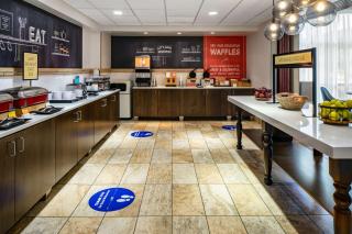 Hampton Inn & Suites West Bend - 3