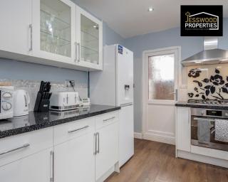 Contractor House 6 Bedroom at Jesswood Properties Short Lets With Parking, Wifi & Pool Table - 3