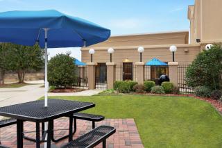 Hampton Inn & Suites Pine Bluff - 6