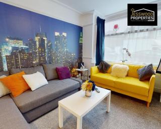 Stylish 3 Bedroom House by Jesswood Properties Short Lets near M1 Luton Airport For Contractors & Business - Luton - 6