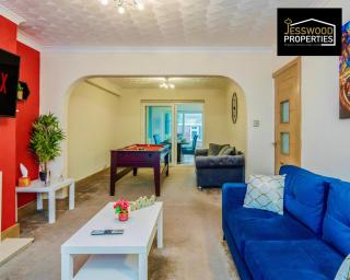 Large 6 Bedroom Contractor House by Jesswood Properties ShortLets For Groups, Business And Leisure With Free Parking, Wifi and Pool Table - 7
