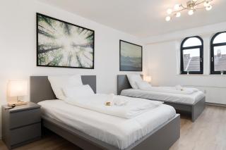 Einfach aber sehr komfortabel - Wohnung für 6 Personen - 2xWC - Grupen, Messe, Monteure, Studenten - Voll ausgestattet - 6 Betten 140x200cm hochwertig, 3 Smart-TV 55 Zoll Netflix, 1000 Mbit WLAN, voll ausgestattete Küche - Duisburgo - 3