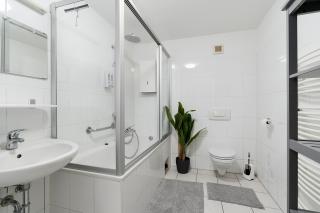 Einfach aber sehr komfortabel - Wohnung für 6 Personen - 2xWC - Grupen, Messe, Monteure, Studenten - Voll ausgestattet - 6 Betten 140x200cm hochwertig, 3 Smart-TV 55 Zoll Netflix, 1000 Mbit WLAN, voll ausgestattete Küche - Duisburgo - 6