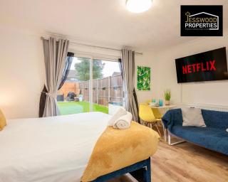 Bright and Cosy Studio Apartment by Jesswood Properties Short Lets With Free Parking Near M1 & Luton Airport - Luton - 6