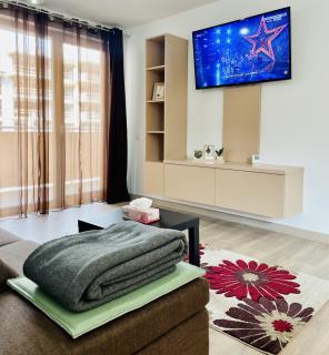 Mountain Crib in Urban Plaza w. Parking & Netflix - Braşov - 0