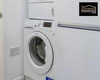 Spacious 5 Bedroom, 3 Bath House by Jesswood Properties Short Lets For Contractors, With Free Parking Near M1 & Luton Airport - Luton - 6
