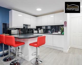Spacious 5 Bedroom, 3 Bath House by Jesswood Properties Short Lets For Contractors, With Free Parking Near M1 & Luton Airport - Luton - 8