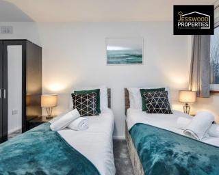 Spacious 5 Bedroom, 3 Bath House by Jesswood Properties Short Lets For Contractors, With Free Parking Near M1 & Luton Airport - Luton - 4