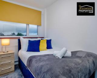 Spacious 5 Bedroom, 3 Bath House by Jesswood Properties Short Lets For Contractors, With Free Parking Near M1 & Luton Airport - Luton - 1