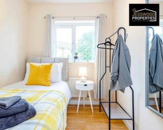 Spacious 3BR Contractor House by Jesswood Properties , Sleeps 5 With Free Parking Near M1 & Luton Airport - 6