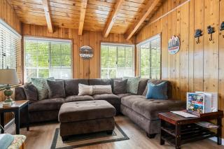 Apples Delight -WALK TO THE LAKE! Enjoy the huge backyard with lovely forest views ! - 8