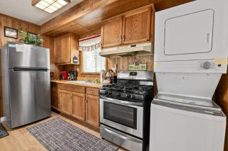 Apples Delight -WALK TO THE LAKE! Enjoy the huge backyard with lovely forest views ! - 5