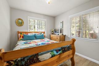 Apples Delight -WALK TO THE LAKE! Enjoy the huge backyard with lovely forest views ! - 2