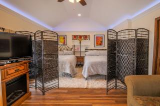 Hickory House B & B - - 9