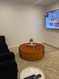 Tastefully furnished one bedroom suite - 7