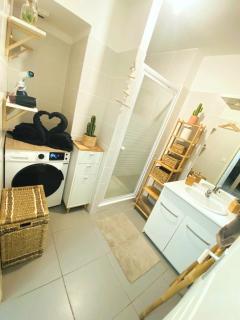 AppartCosy Emplacement Idéal avec Terrasse & Parking Privé - Nîmes - 5
