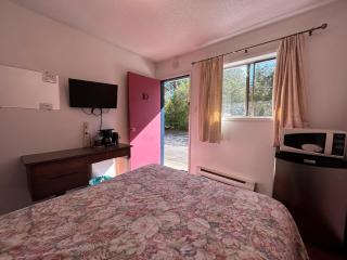 Dolphin Motel - Tofino - 3