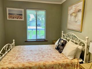 Wrentree - Pet Friendly Inside 26B Laurel Tce - Robe - 3