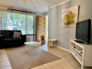 Wrentree - Pet Friendly Inside 26B Laurel Tce - Robe - 2
