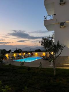 Cold Bay Mansion - Bar - 5