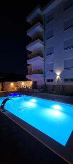 Cold Bay Mansion - Bar - 7
