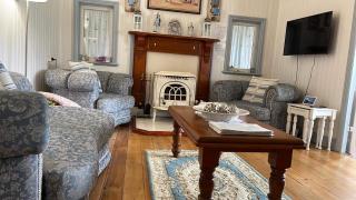 Cherry Blossom Cottage-with country charm and spa - 3