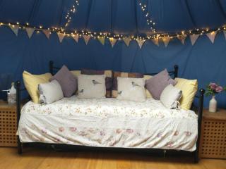 South Wales Yurt-Cosy, log burner & private garden - - 4