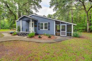 Bright Guyton Home with Private Yard and Hot Tub! - Port Wentworth - 0