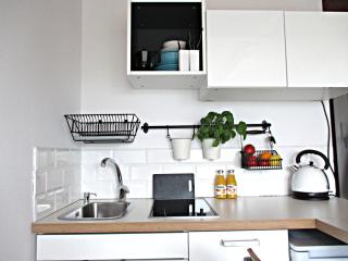 Yellow Peaked Shoe Apartment - 2