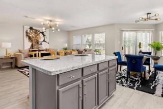 Luxury 4B Getaway near Airport Executive Suite - San Antonio - 1