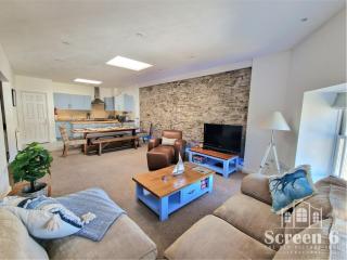 4 bedroom 'Screen6' by Tunnels Beaches in a historic building - Ilfracombe - 9