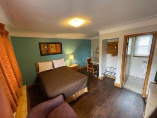 QUEEN'S MOTEL - - 5
