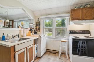 Boyne City Cottage Walk to Downtown and Lake! - Boyne City - 1