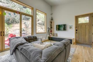 New Castle Getaway with Grill and Mountain Views! - 4