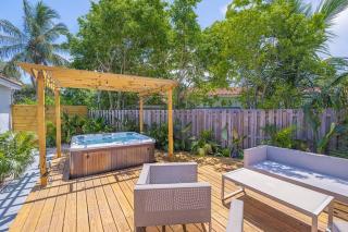 HOUSE WITH A HOT TUB ! ONLY 10 MINS TO THE BEACH - Biscayne Park - 2