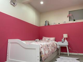 family friendly 3BR flat - 3min walk to the beach - self contained - 6