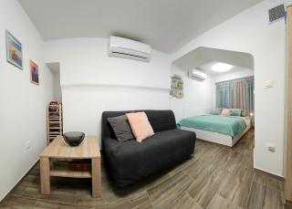 APARTMENTS Mac Hulas BY THE SEA - Tisno - 2
