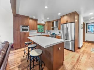 136 Top of Main! Secret Daly Hideaway with Hot Tub! Walk to Main Street! home - 7