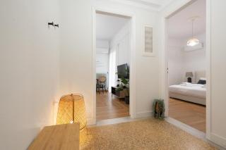 Vibrant Urban Getaway: Modern 1-Bedroom near Bars, Parks, and Metro - 6