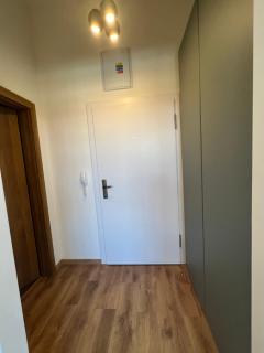 Apartment YELLOW ROSE, Perfect Location with Free Parking, 24h Checkin & Balcony - Piešťany - 1