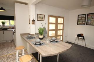 Exceptional 3 Bed, Great Location in Ashby Ideal for Travellers, Short Holiday Stays And Contractors - Brumby - 6