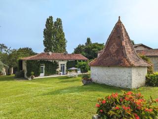 Gîte familial avec piscine couverte, jardin privé, proche d'Aubeterre-sur-Dronne - FR-1-653-239 - Bellon - 9