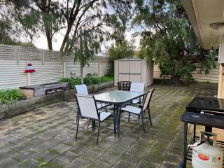 Wrentree - Pet Friendly Inside 26B Laurel Tce - Robe - 4