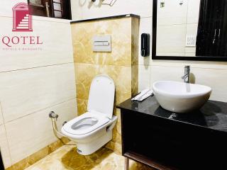 Qotel Hotel Rajouri Garden Above Ritu Marbles, Near Rajouri Garden Metro Station-Couple Friendly - Nova Deli - 2