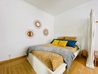 Bohemia - BEST KEYS - Idéal Pro & Couple - Cosy - Centre Ville - SMART TV - Netflix & WiFi Fibre - Check-in Autonome - Parking Facile & Gratuit - Confort & Équipements Premium - Sens - 4