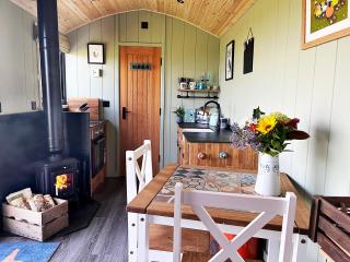 Luxury Shepherd Hut in the Peak District - Bakewell - 8