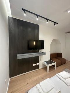 Britney's Apartments - Tirana - 8