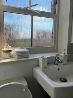 NEW! 3 bedroom. On-drive parking. Close to the A1 - Long Bennington - 2