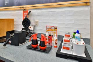 Hampton Inn and Suites Hutto - 1