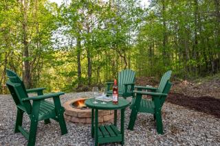 Easy Livin 2BR2BA One-Level Cabin Hot Tub, Fire Pit, Seasonal Views - 0